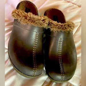 CROCS CLOGS- woman’s 8-LINED- preowned!